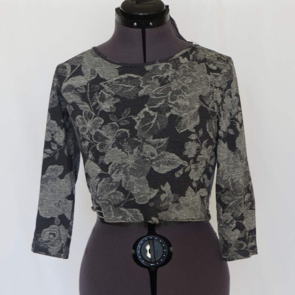 🔴CLEARANCE🔴 Size S One Clothing Gray Floral Crop Top